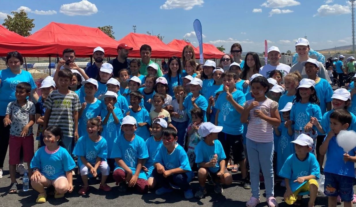 "Rackets Up" Meets Children in Container City, Kahramanmaraş